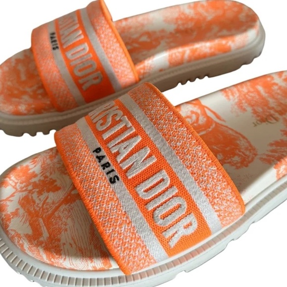 Dway slide in orange - Picture 1 of 9